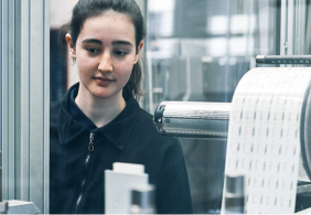 为什么一门手艺要学10年？这家工厂用AI改变了它